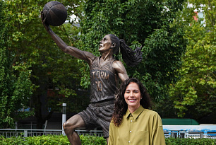 В Сиэтле открыли бронзовую статую Сью Берд